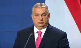 Orbán Viktor fekete öltönyben, fehér ingben, rózsaszín nyakkendőben